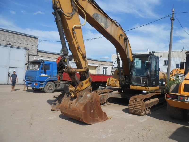 Экскаватор гусеничный Caterpillar 320DL