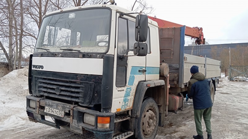 Грузовик бортовой с КМУ Volvo FL