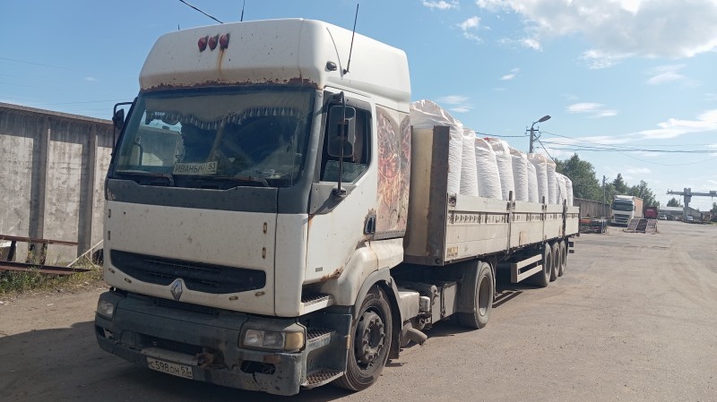 Седельный тягач Renault Premium с бортовым полуприцепом Narko.